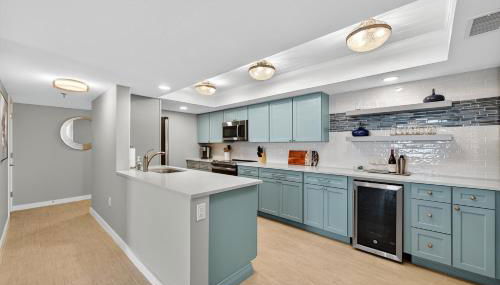 Renovated direct oceanfront condo with spacious balcony, heated pool, and garage parking - Foto 5