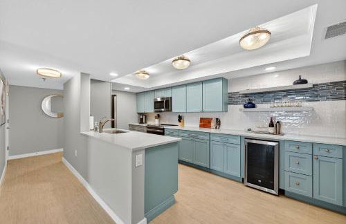 Renovated direct oceanfront condo with spacious balcony, heated pool, and garage parking - Foto 5