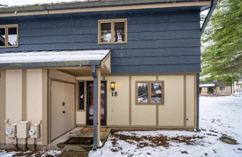 Updated 3BR Townhome Across From Holiday Valley - Foto 33