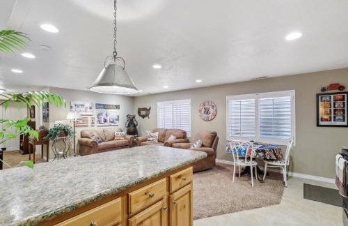 Cozy American Fork Retreat with Electric Fireplace - Foto 10