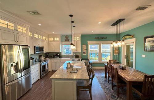 Canal Front Retreat w Boat Dock & Coastal Views - Foto 8