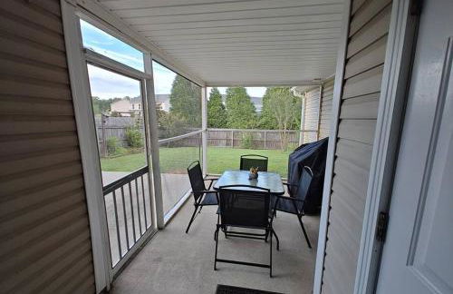 Workers Love It Here! 3 Bedroom House with screened in porch - Foto 8