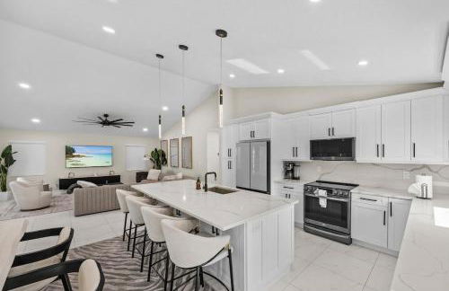 Luxe Pool Home minutes from the beach! - Photo 15