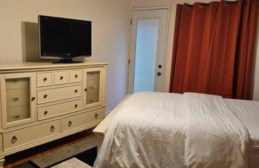 Comfy Getaway minutes from UBS Arena - Photo 8