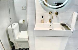 Live in this iconic East Side lower level unit - Foto 11