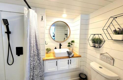 NEW Nook Tiny Home with Deck Firepit Skylights - Foto 15