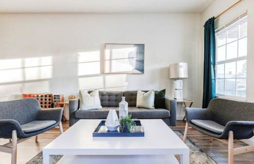 3BR Modern, Gated Home w FreePking, BBQ, Firepit, Mins to Downtown - Foto 1