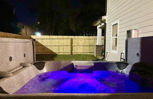 Bancroft Bungalow - Hot Tub, Fire Pit - Near Uptown - Foto 50