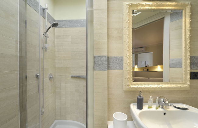 At Home Heart of Milan - Design Duomo Apartment - Photo 28