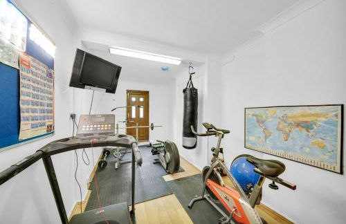 Lux 5 Bed sleeps 11, 10 mins from Wembley Stadium, Jacuzzi and Steam Shower - Photo 14