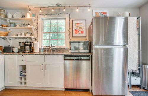 4 Mi to Bristol Beach! Coastal Retreat with Pond - Foto 9