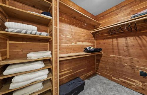 Spacious 6 Bed House near Airport, Pet-Friendly, Close to AFB - Photo 29