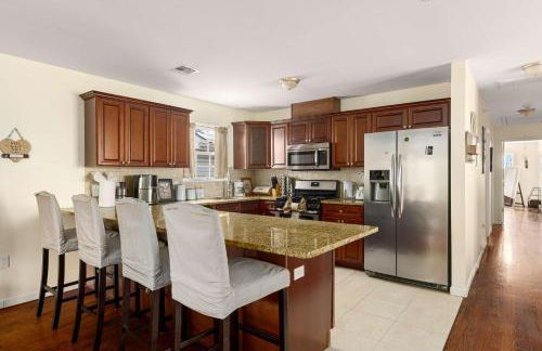 Newark Gem Pearl 3BR, 2BA - Sleeps 10 - Walk to Prudential Center and Newark Penn Station, Near EWR and American Dream Mall, includes WiFi - Laundry - Backyard - Gym - Foto 7