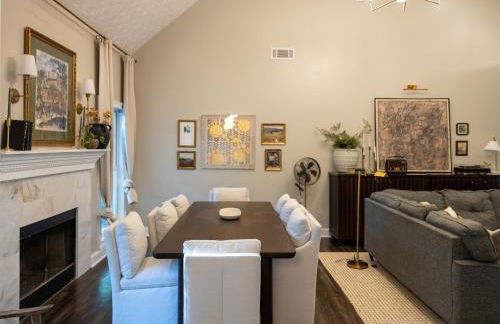 Sink into the Luxe Corner Tub at an Upscale, Spacious Home - Foto 9