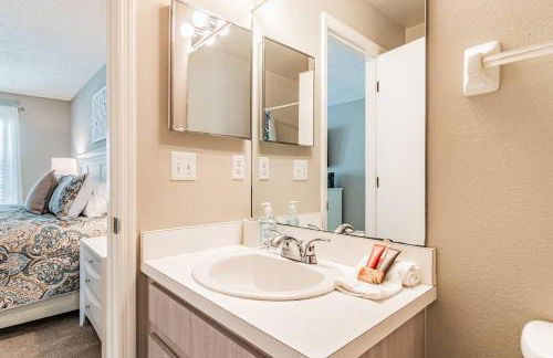 THIS IS PARADISE FOUND! Private In-Ground Pool Home, Views, Near Dis, NO Steps, LOW Rates! - Foto 40