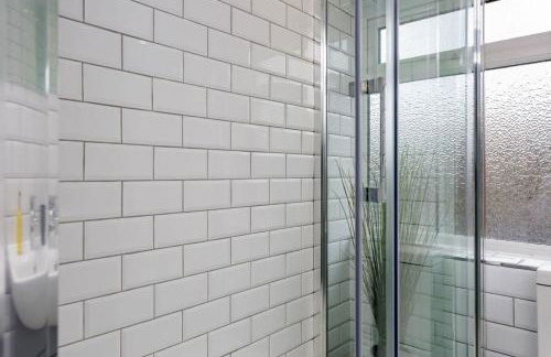 Castle View - 2 Bed Stylish Coastal Port Solent Retreat with Views! Parking, Sleeps 6 - LONG TERM STAY WINTER SPECIAL OFFER- By Blue Puffin Stays - Photo 35