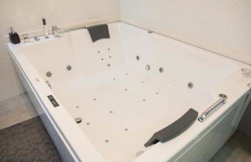 Apartment PLAZA -Wallbox 11kW- Private SPA- Jacuzzi, Infrared Sauna, Luxury massage chair, Parking, Entry with PIN 0 - 24h, FREE CANCELLATION 24 hours before Check In,Premium pillows and mattress - Photo 51