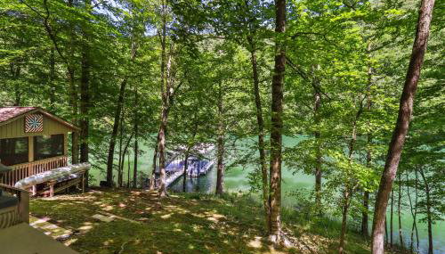 Secluded Lakefront Escape w Private Dock, 600ft Shoreline and Views, Sleeps 13 - Foto 3