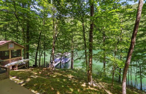 Secluded Lakefront Escape w Private Dock, 600ft Shoreline and Views, Sleeps 13 - Foto 3
