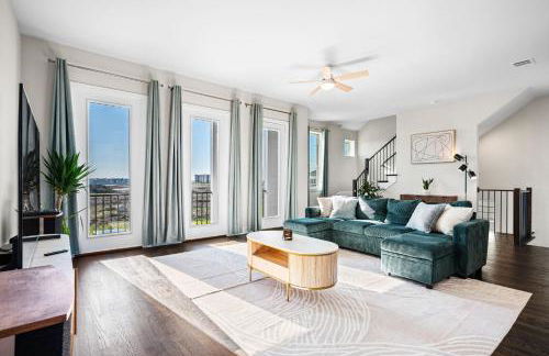 Stylish 4BR Lake House - Foto 1