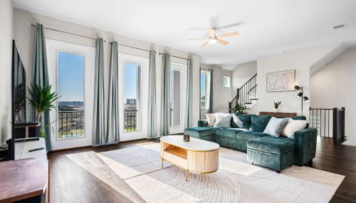 Stylish 4BR Lake House - Photo 1