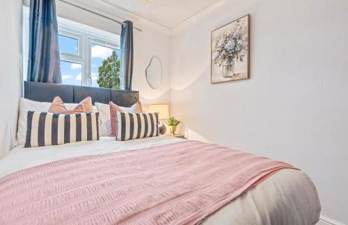 M54 Luxury Escape Sleeps 7- 4 Beds Off M54 - Driveway Parking- RAF Cosford Telford Albrighton Oxley Staffordshire -JLR Wolves Stafford I54 Business Park- 10 Mins to M6- 45 Mins to NEC and BHX Airport Regular & Long Work Stays available - Samina- ARZ Stays - Foto 11