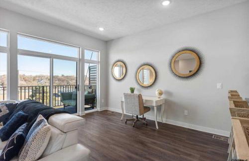 Modern 3-Story Townhome - Foto 27