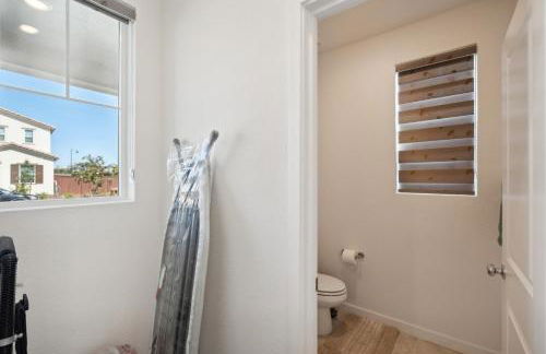 Spacious 3BR Home with Charming Backyard home - Foto 30