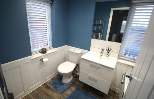 3 Bedroom House - Parking - Wifi - Fully Refurbished Throughout - New Kitchen & Bathroom - Foto 6