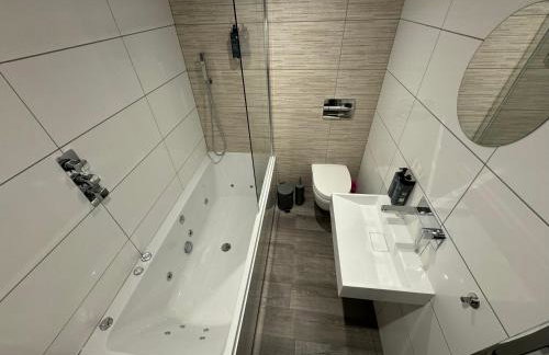 Southgate Luxury Apartments-Jaquzzi Bath-Private Parking- suitable for contractors - Foto 24