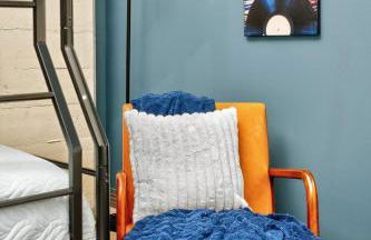 Spacious 1BR loft with flexible group sleeping - Foto 11