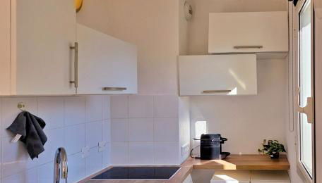 Studio près mer et aéroport - Studio near sea and airport - Photo 5, stove