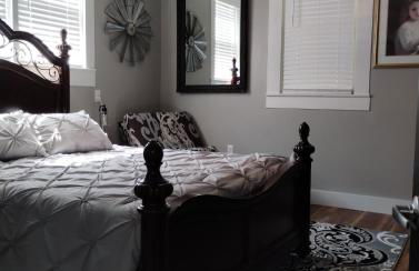 The Bluebird Guesthouse *walk to downtown* - Photo 21