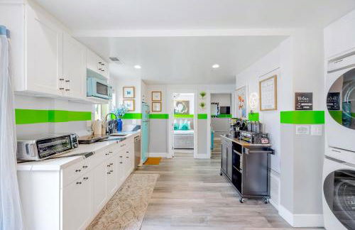 D- Hip & Stylish NoHo Family-Friendly Home near Universal & Hollywood with Patio - Hot Tub - Games - & Parking - Foto 15