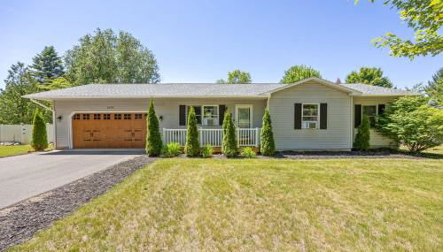 Pet Friendly 3BR 3BA Home near Traverse City with Game Room and Fenced Yard - Foto 2