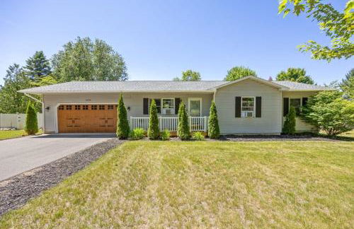 Pet Friendly 3BR 3BA Home near Traverse City with Game Room and Fenced Yard - Foto 2