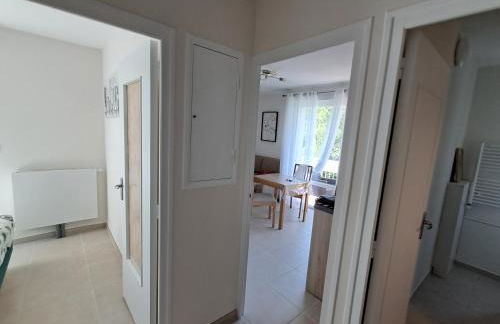Le 7 - Appartement 2 pièces au calme en bord de rivière, wifi et parking privé gratuit - Foto 2