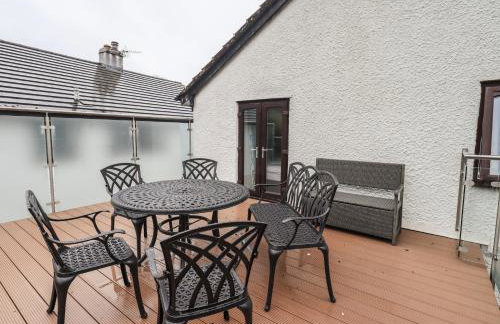 Striding Home - Photo 4