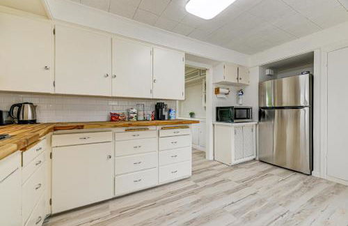 Walk to Beach Cozy Home with Deck in Smith River! - Foto 11