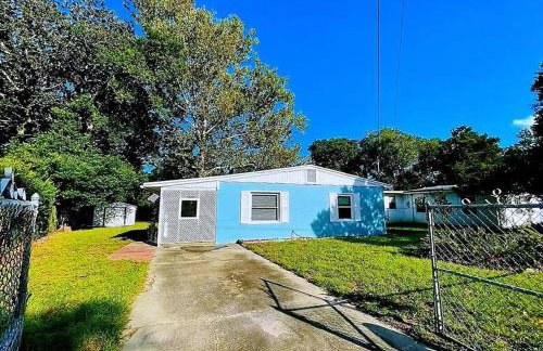 Super Cute & Cozy Home With 2 Bedrooms Near Everything In Jacksonville - Photo 16