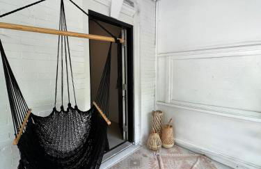 Queen Bed, Luxury Studio with Balcony - Photo 8