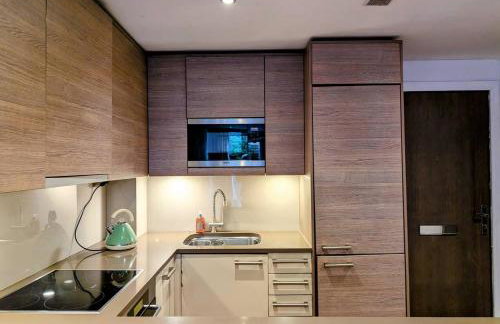 One bedroom apartment with balcony and concierge , station and shops 2min walk - Foto 3