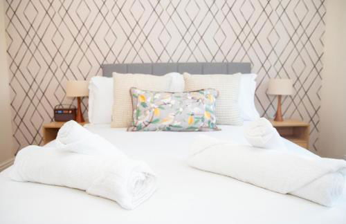 4x Bed Elegant Home with Parking - Photo 9