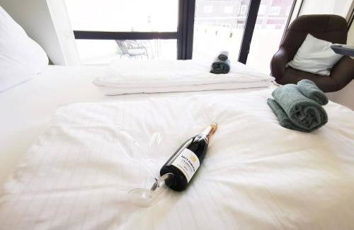 HH 01 by ROCKCHAIR - SUPERHOST Status - Modernes Apartment mit sonnigem Balkon & premium Boxspringbetten in Winterhude - Hamburg Top Geheimtipp - Foto 11