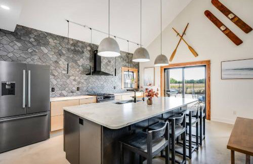 Modern Cabin Near Cheney Lake W Pool and Hot Tub - Foto 4