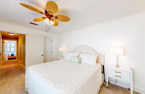 Classic coastal home with game room & private hot tub - walk to beaches - Foto 24