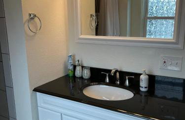 Spacious 4 BR 2BA Home with Bar and Fenced Yard - Foto 20