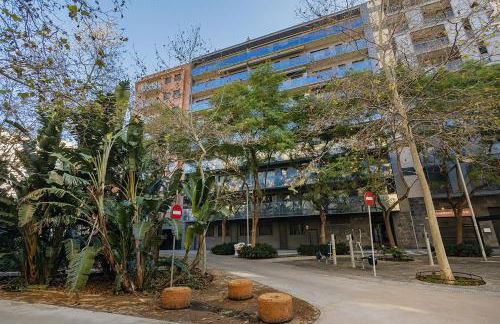 Quiet modern 2 bed apartment with Balcony, Pool and Free Parking - Foto 32