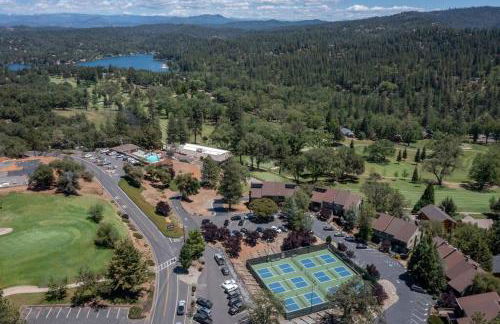 New Luxury 5BR Cabin in Pine Mountain Lake! 1 Minute to Beach! Massage Chair! Close to Yosemite! Perfect for Retreats and Escapes All Seasons! - Foto 9