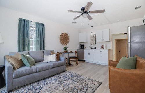 Lions Lair - 1 BR 1 BA Home Coffee Smrt TV Wifi - Photo 1